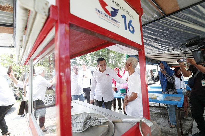 HT Serahkan Gerobak Partai Perindo kepada Pedagang Bakso di Riau - Bagian 2