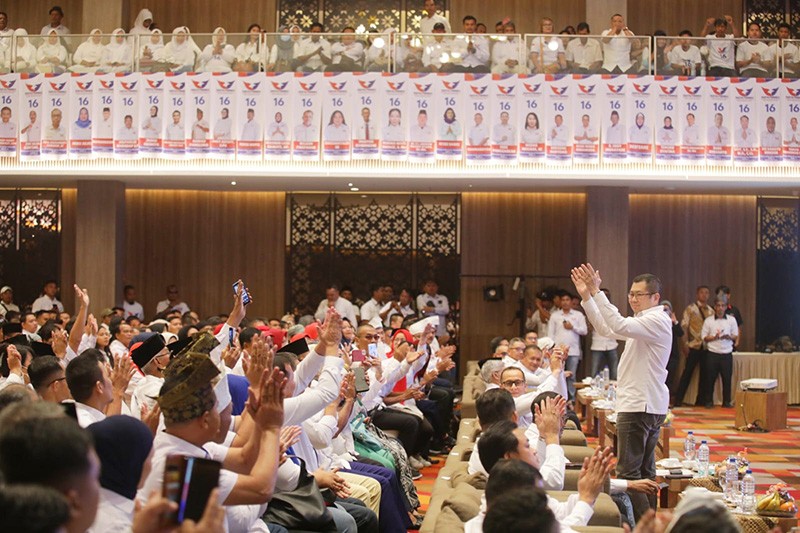 HT Serahkan Gerobak Partai Perindo kepada Pedagang Bakso di Riau - Bagian 6