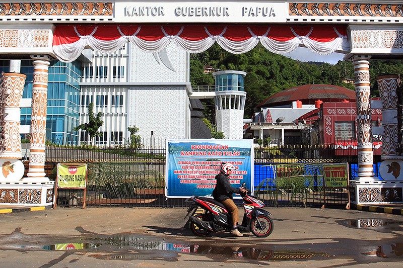 Kantor Gubernur Papua Disegel Masyarakat Suku Kayo Pulau - Bagian 2