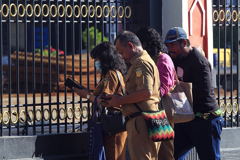 Kantor Gubernur Papua Disegel Masyarakat Suku Kayo Pulau - Bagian 1