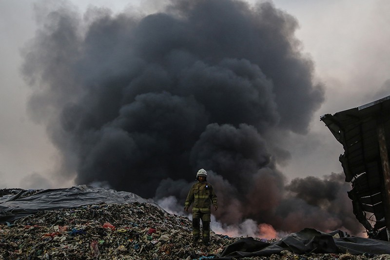 Potret Damkar Kelelahan Padamkan Kebakaran TPA Jatibarang Semarang - Bagian 3
