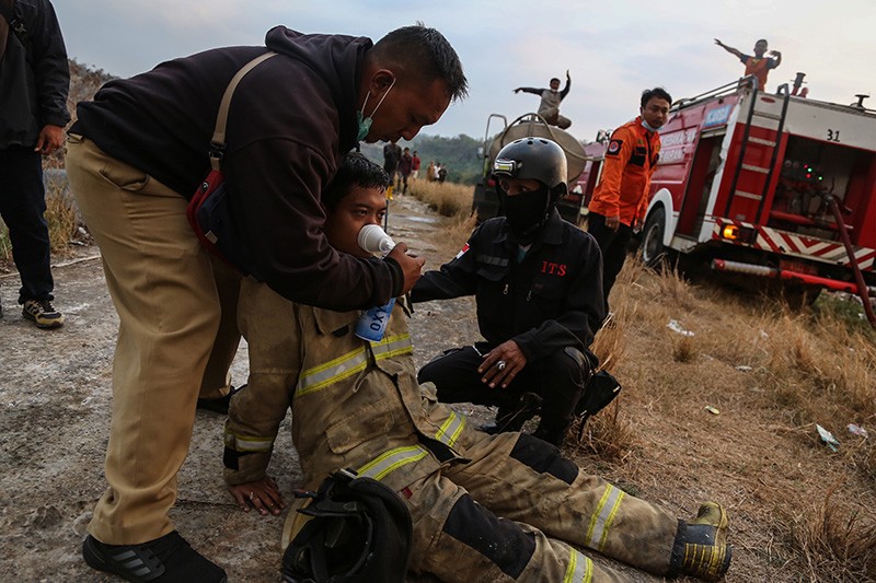 Potret Damkar Kelelahan Padamkan Kebakaran TPA Jatibarang Semarang - Bagian 1