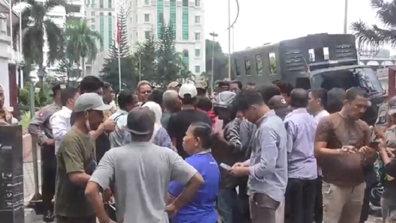 Kantor Bobby Nasution Diserbu Warga Medan, Tanyakan Jadwal Pengobatan Ida Dayak