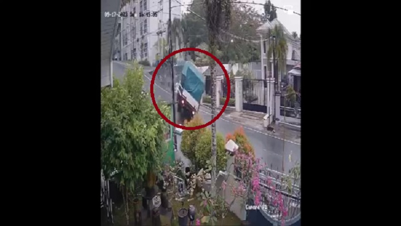 title Kecelakaan di Kobar, Truk Tak Kuat Menanjak lalu Terbalik di Jalan Domba Kecelakaan di Kobar, Truk Tak Kuat Menanjak lalu Terbalik di Jalan Domba