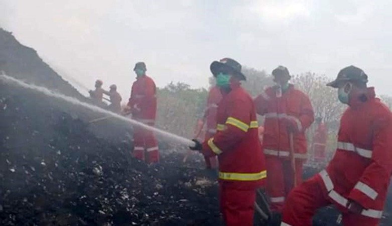  Puluhan Prajurit Raider 413/Bremoro Bantu Padamkan Kebakaran TPA Putri Cempo Solo