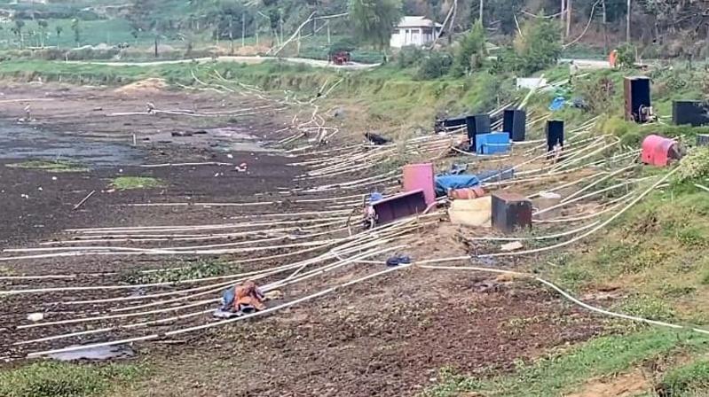  Ratusan Petani Sedot Air Telaga Dieng agar Tanaman Kentang Tak Mati akibat Kekeringan