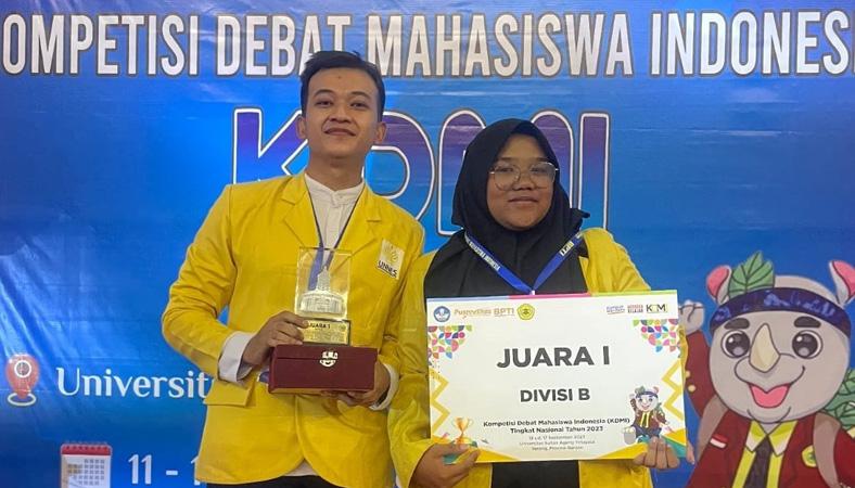 Hebat, Mahasiswa Unnes Juarai Kompetisi Debat Nasional usai Singkirkan 112 Tim