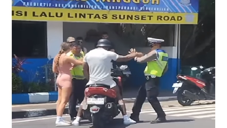 Viral Video Bule Dorong Polisi saat Ditegur Tak Pakai Helm di Bali, Netizen Geram