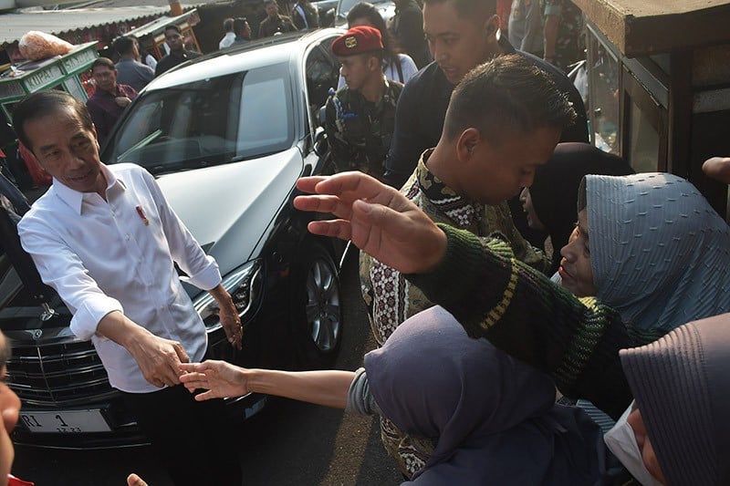 Presiden Jokowi Cek Harga Bahan Pokok di Pasar Bali Mester Jatinegara - Bagian 3