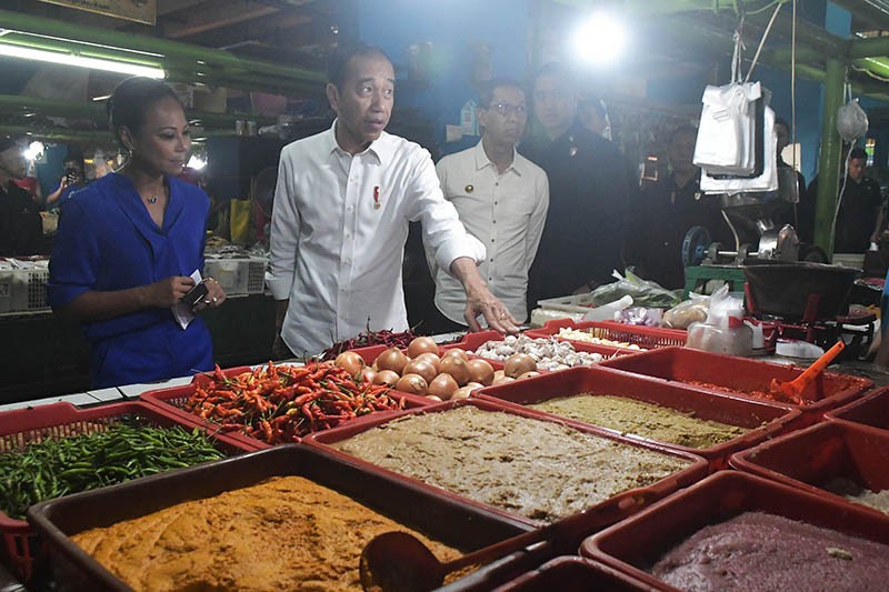 Presiden Jokowi Cek Harga Bahan Pokok di Pasar Bali Mester Jatinegara - Bagian 2
