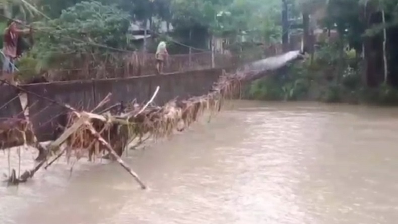 Jembatan Gantung di Nias Barat Hancur Diterjang Banjir, Warga Bergelantungan Seberangi Sungai