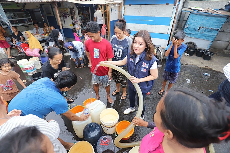 Aksi Nyata Partai Perindo, Salurkan Air Bersih untuk Masyarakat Jakarta Barat - Bagian 1