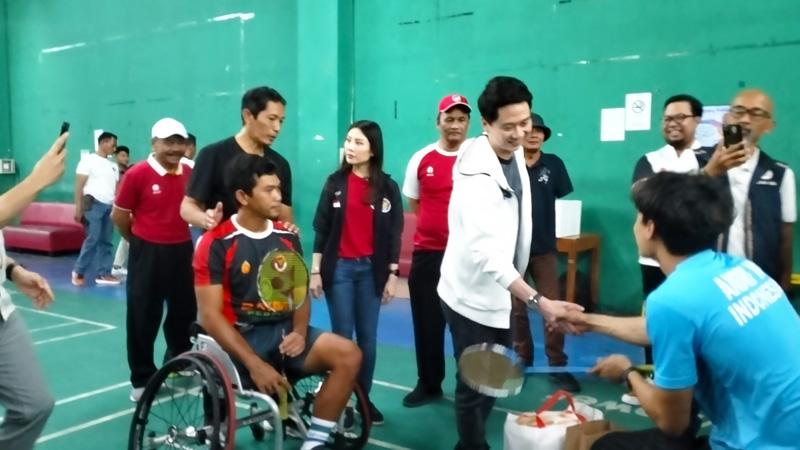title Angela Tanoesoedibjo Ajak Kevin Sanjaya Sapa Puluhan Atlet Para Badminton AiPG di Sukoharjo Angela Tanoesoedibjo Ajak Kevin Sanjaya Sapa Puluhan Atlet Para Badminton AiPG di Sukoharjo