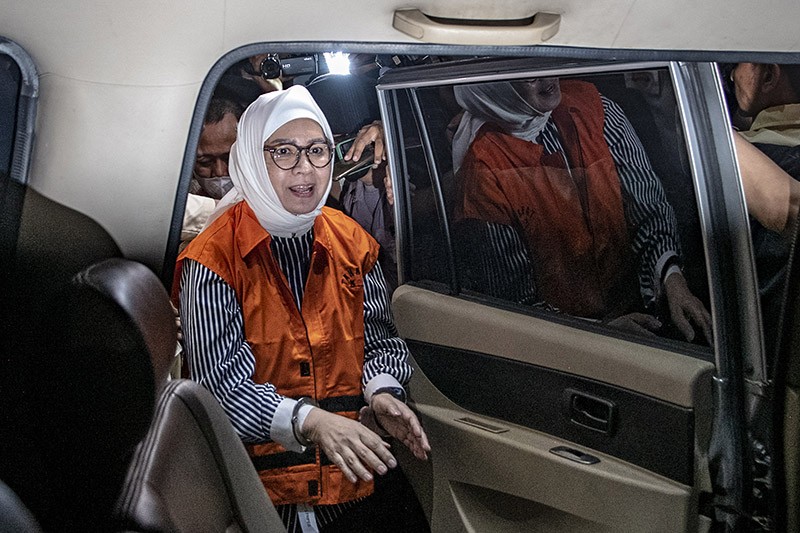 Tampang Mantan Dirut Pertamina Karen Agustiawan Pakai Rompi Tahanan KPK - Bagian 2