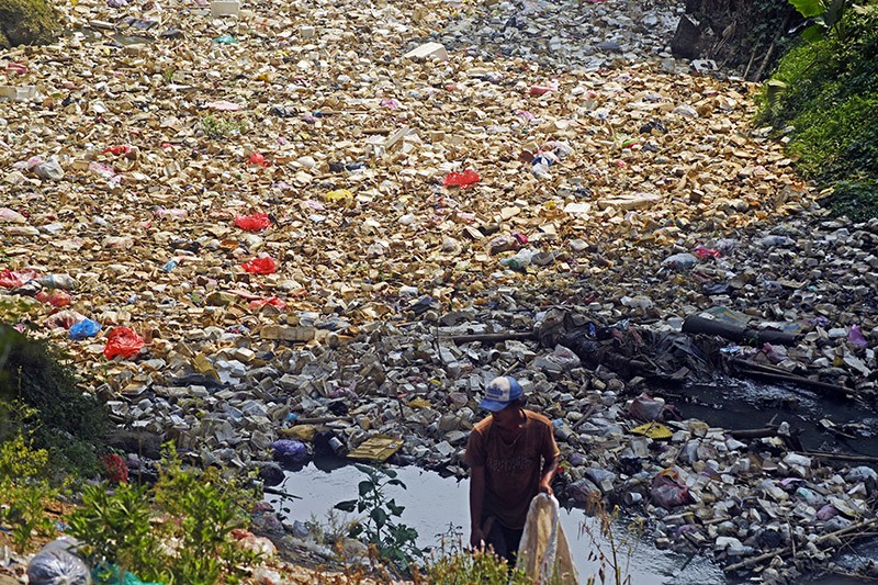 Sampah Menumpuk di Sungai Cibanten Serang, Warga Mengeluh Bau Busuk - Bagian 1