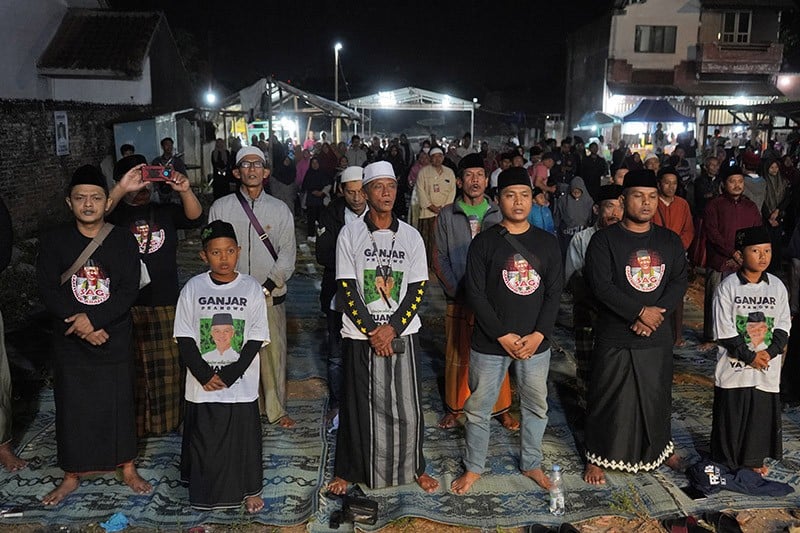 Ratusan Relawan Santrine Abah Ganjar Mengikuti Sholawat Bersama - Bagian 2