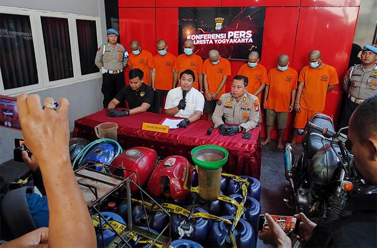 Polresta Yogyakarta Bongkar Komplotan Penjual BBM Ilegal, 7 Tersangka Ditangkap