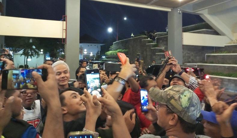 Ganjar Pranowo Pulang Kampung ke UGM, Mahasiswi: Cari Mantu Idaman Gak Pak?