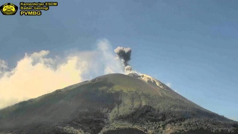 Gunung Ile Lewotolok di Lembata NTT Erupsi, Tinggi Kolom Abu Capai 600 Meter