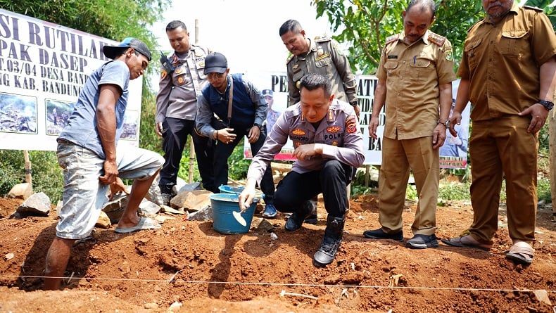 Salut, Polisi Bangun Ulang Rumah Korban Kebakaran di Cangkuang Bandung