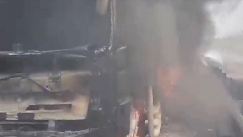 title Truk Terbakar Hebat di Tol Sumatera KM 156 Lampung Tengah, Api Merambat ke Lahan Truk Terbakar Hebat di Tol Sumatera KM 156 Lampung Tengah, Api Merambat ke Lahan