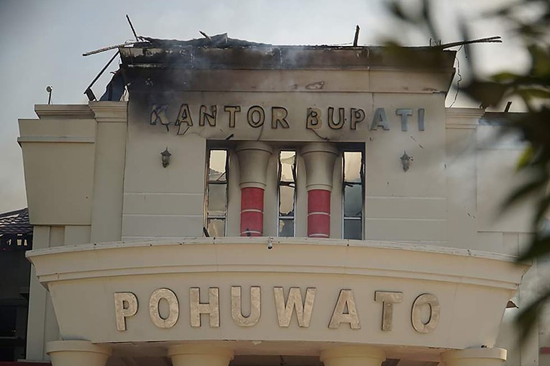 Kantor Bupati Pohuwato Gorontalo Hangus Dibakar Massa - Bagian 4