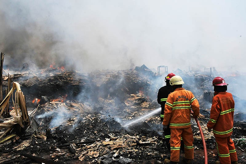 Kebakaran Lapak Barang Bekas dan Rumah Semi Permanen di Bekasi - Bagian 2