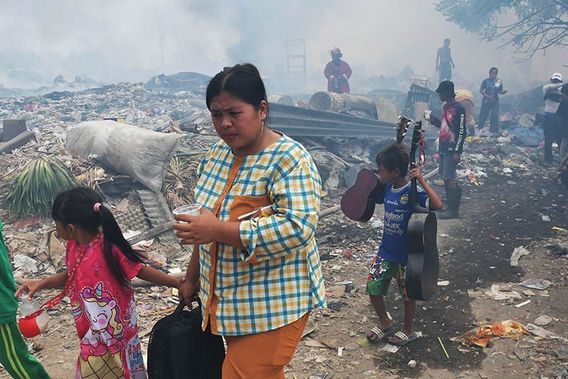 Kebakaran Lapak Barang Bekas dan Rumah Semi Permanen di Bekasi - Bagian 1