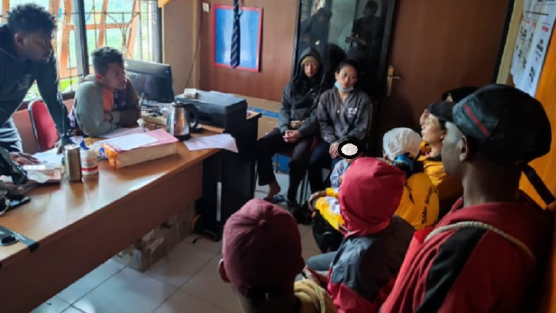 title 9 Warga Kampung Yapimakot Dievakuasi Aparat usai Serangan KKB di Oksibil 9 Warga Kampung Yapimakot Dievakuasi Aparat usai Serangan KKB di Oksibil