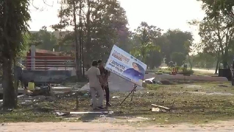 Tim Gabungan Tertibkan Reklame Ilegal di Palangka Raya, Baligo Bacaleg Ikut Diamankan