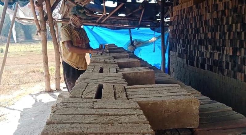 Musim Kemarau, Perajin Batu Bata di Blora Kesulitan Air