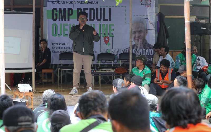 Relawan Ganjar Pranowo Edukasi Safety Riding bagi Driver Ojek Online di Cimahi