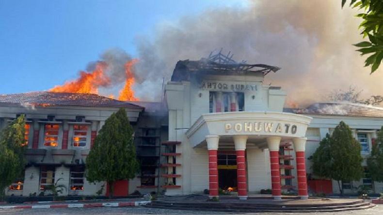 title Kantor Bupati Pohuwato Dibakar Massa Pendemo Kantor Bupati Pohuwato Dibakar Massa Pendemo
