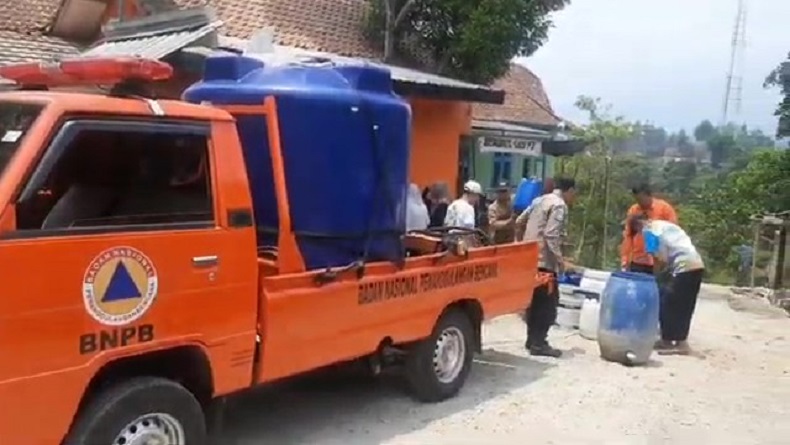 Krisis Air Bersih di Purwakarta, Warga 2 Desa Andalkan Bantuan BPBD dengan Armada Terbatas