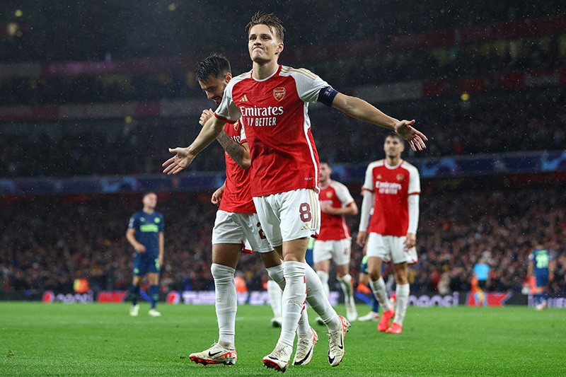 Selebrasi Pemain Arsenal Bantai PSV Eindhoven 4-0 - Bagian 3