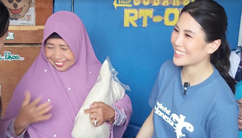 title Bagikan Beras kepada Warga Surabaya, Angela Tanoesoedibjo: Semoga Bermanfaat Bagikan Beras kepada Warga Surabaya, Angela Tanoesoedibjo: Semoga Bermanfaat