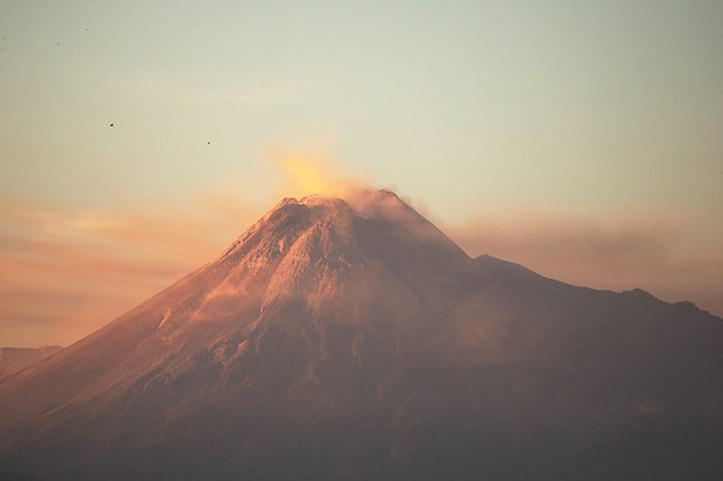 Gunung Merapi Muntahkan 5 Kali Guguran Lava di Awal Tahun 2024, Status Level III Siaga