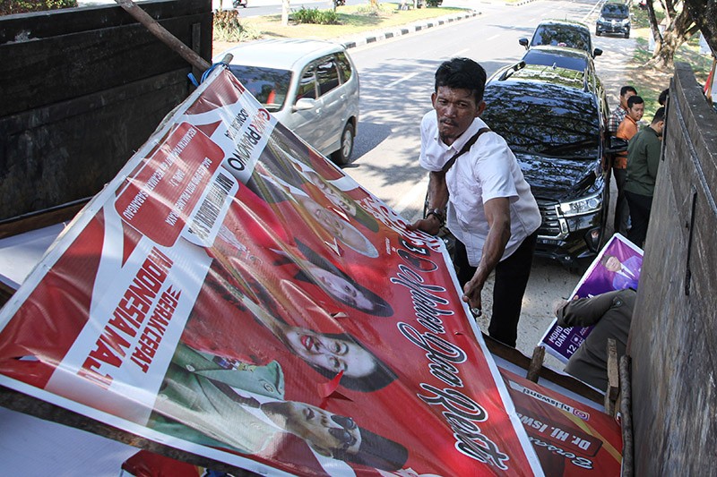 Penertiban Baliho Tanpa Izin di Palangkaraya - Bagian 2