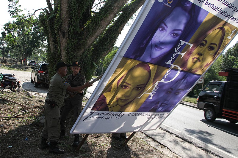 Penertiban Baliho Tanpa Izin di Palangkaraya - Bagian 1