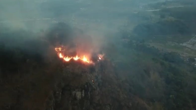 title Kebakaran Hutan Gunung Kacapi Sumedang Padam, 6 Hektare Ludes Kebakaran Hutan Gunung Kacapi Sumedang Padam, 6 Hektare Ludes
