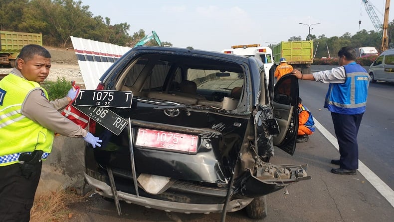 Kecelakaan Di Tol Cipularang Hari Ini, Mobil Dinas Oleng Tabrak ...