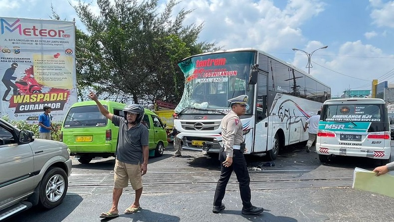 title Kecelakaan Maut di Malang, Sopir Bus Tabrak 5 Kendaraan Ditetapkan Tersangka Kecelakaan Maut di Malang, Sopir Bus Tabrak 5 Kendaraan Ditetapkan Tersangka