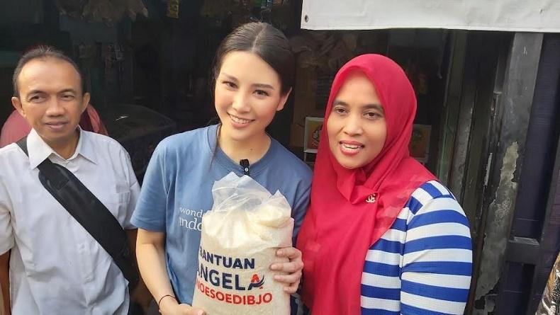 Momen Angela Tanoesoedibjo Bagikan Beras ke Warga Surabaya, Jadi Rebutan Emak-Emak Swafoto