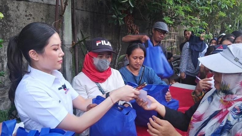 Senang Dapat Paket Sembako Murah, Warga Surabaya: Terima Kasih Bu Angela