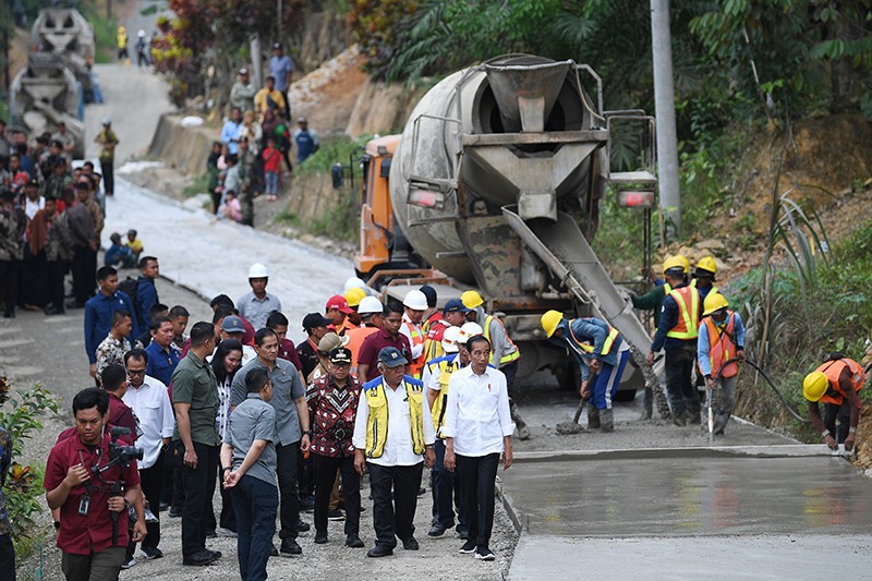 Presiden Jokowi Cek Pembangunan Jalan Menuju IKN dan Tempat Wisata - Bagian 1