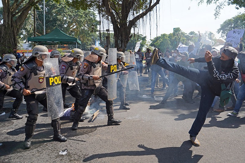 Latihan Sistem Pengamanan Kota, Simulasi Polisi Hadapi Pengunjuk Rasa Rusuh - Bagian 2