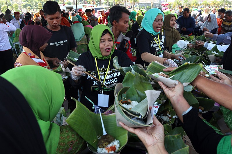 15.000 Paket Sego Kikil dan Tumpeng Ikan Lele Pecahkan Rekor MURI - Bagian 2
