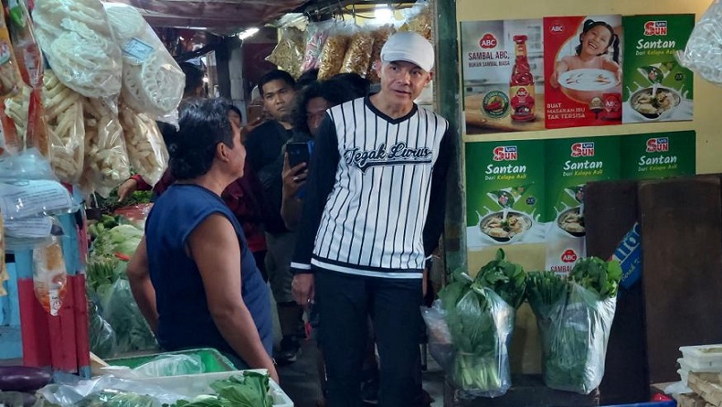 Ganjar Pranowo Blusukan ke Pasar sambil Olahraga di Surabaya, Langsung Dicurhati Pedagang