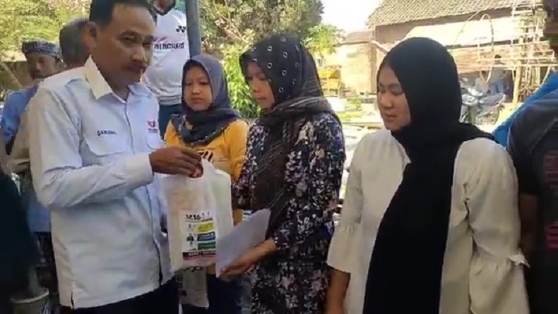title Aksi Nyata Partai Perindo, 200 Paket Sembako Ditebar di Cirebon Aksi Nyata Partai Perindo, 200 Paket Sembako Ditebar di Cirebon