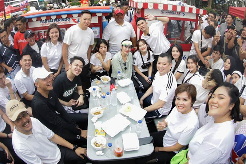 Momen HT dan Ganjar Pranowo Jalan Pagi Bareng di Kawasan CFD Jakarta - Bagian 6